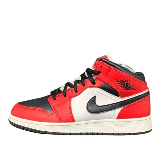 Jordan 1 Mid Chicago Black Toe Basketball Shoes 554725-069 Women’s Sz 8 - Picture 7 of 10